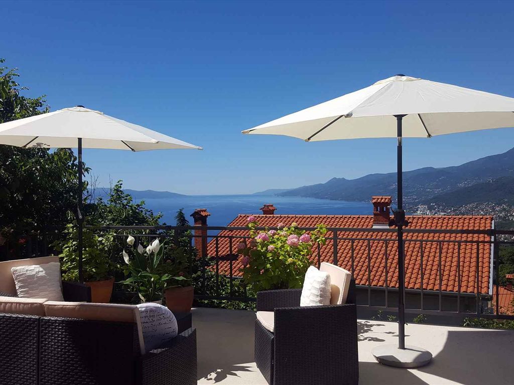 Ferienwohnung mit 50 qm Terrasse und Meerblick