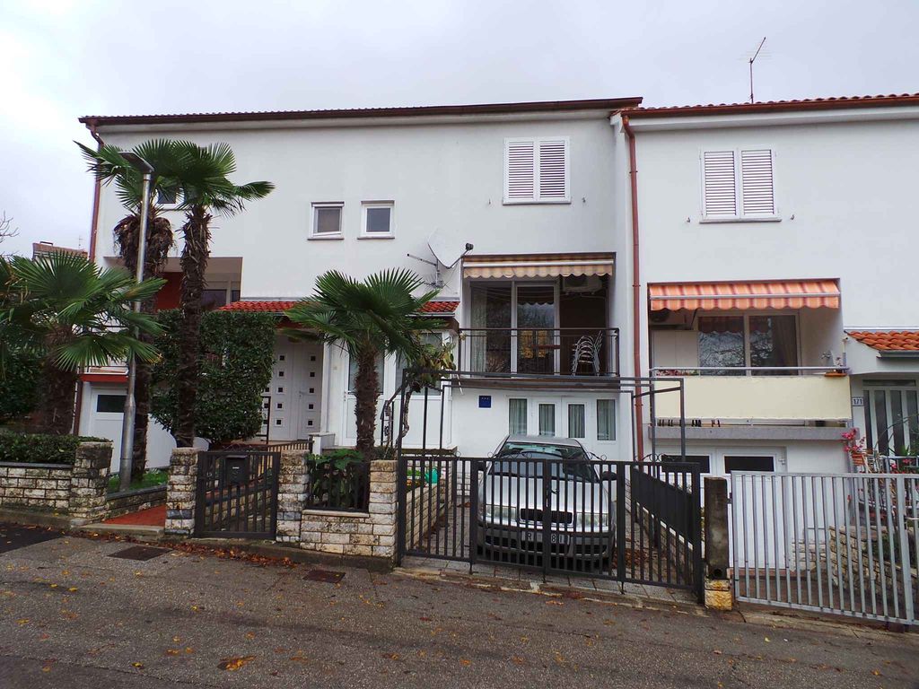 Ferienhaus mit Balkon und Klimaanlage
