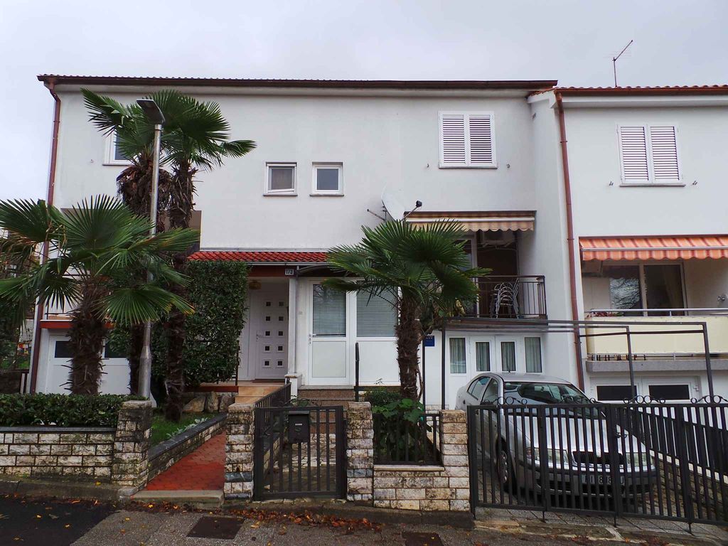 Ferienhaus mit Balkon und Klimaanlage