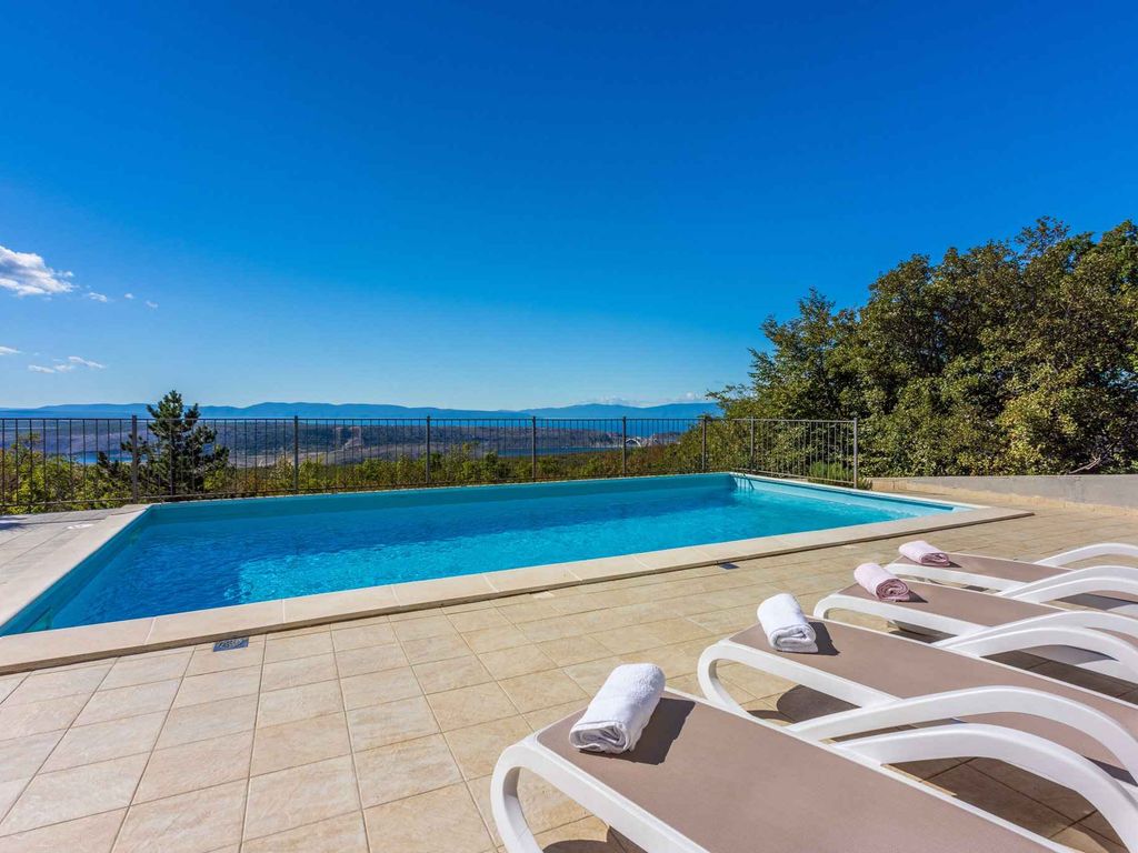 Villa mit Außenpool und Panoramablick