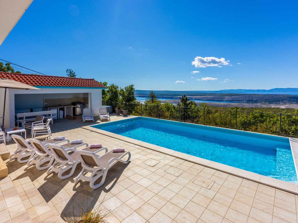 Villa mit Außenpool und Panoramablick