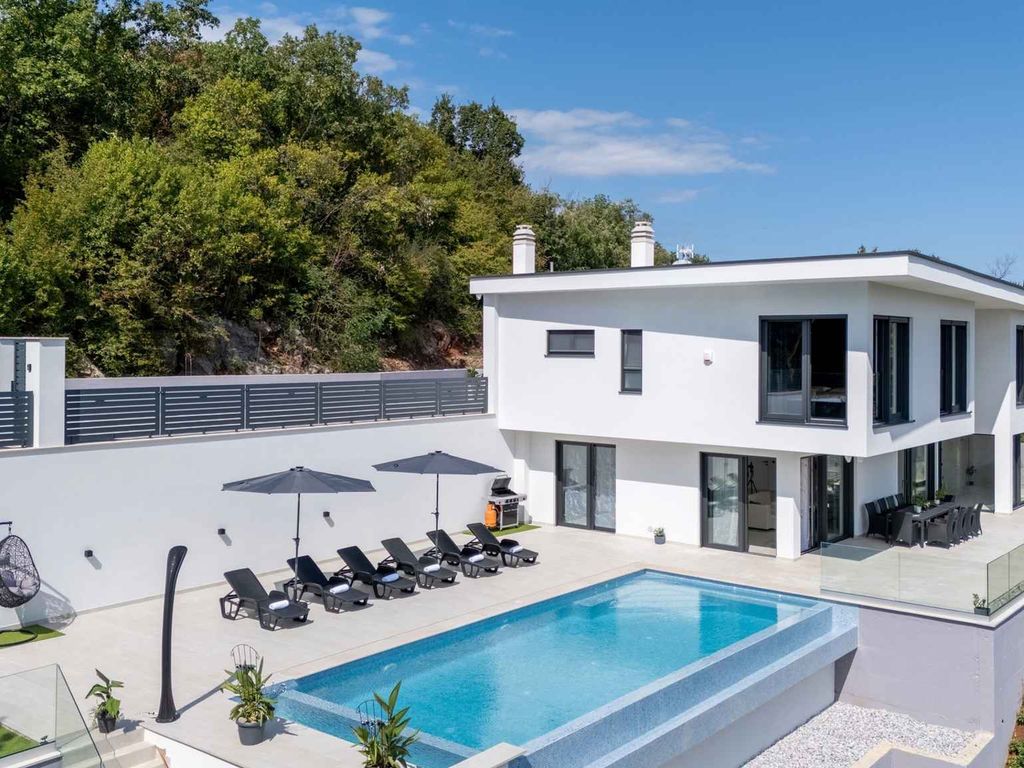 Villa mit Infinity-Pool und Sauna