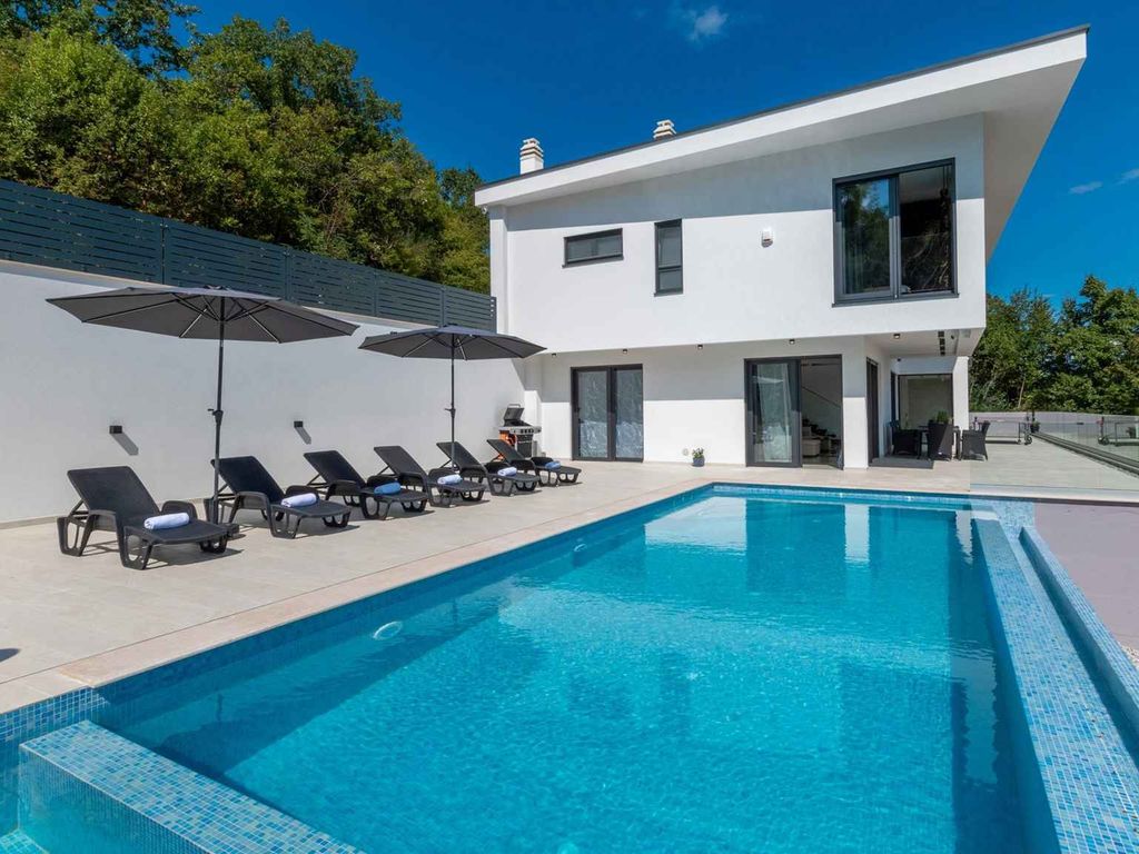 Villa mit Infinity-Pool und Sauna