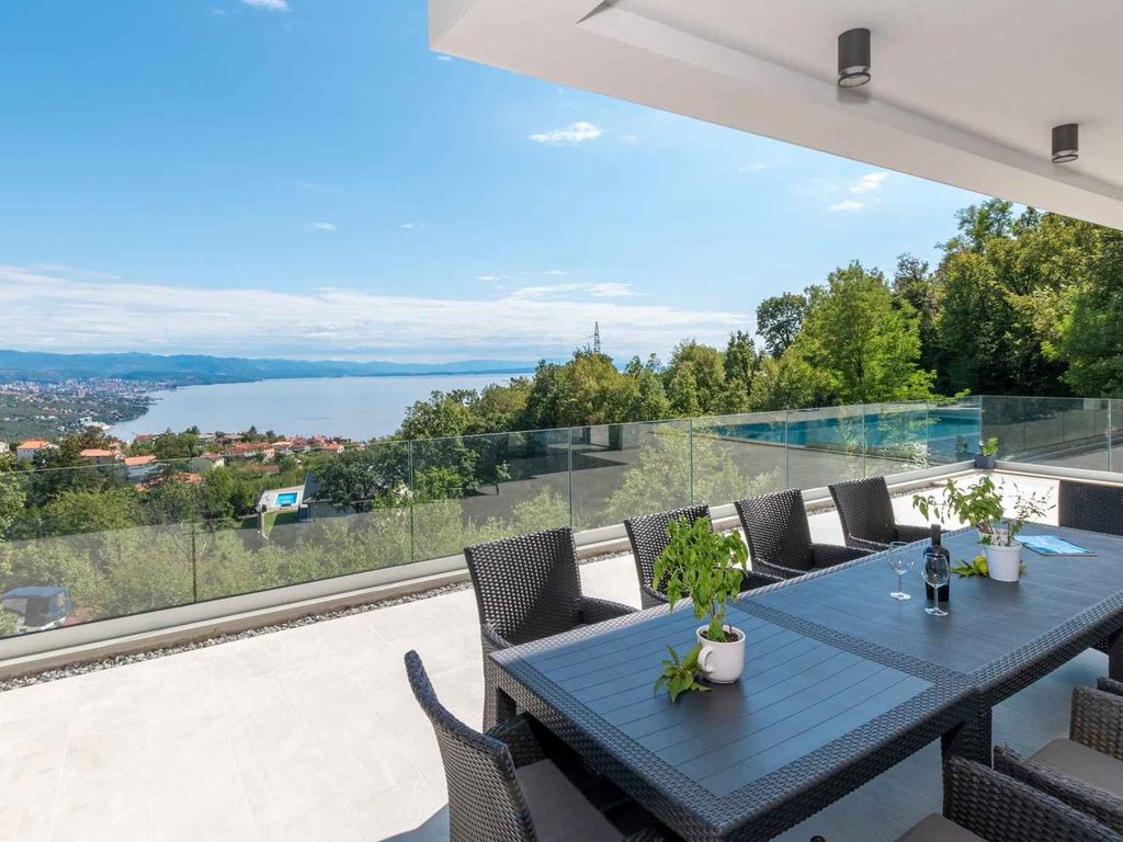 Villa mit Infinity-Pool und Sauna
