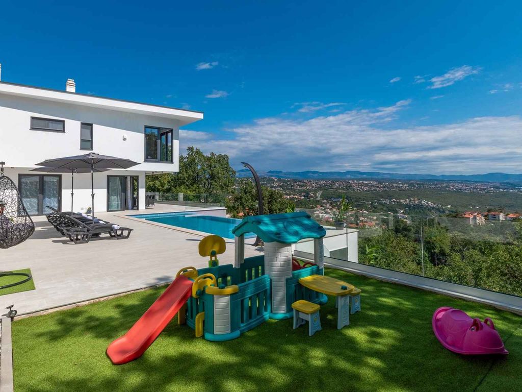 Villa mit Infinity-Pool und Sauna