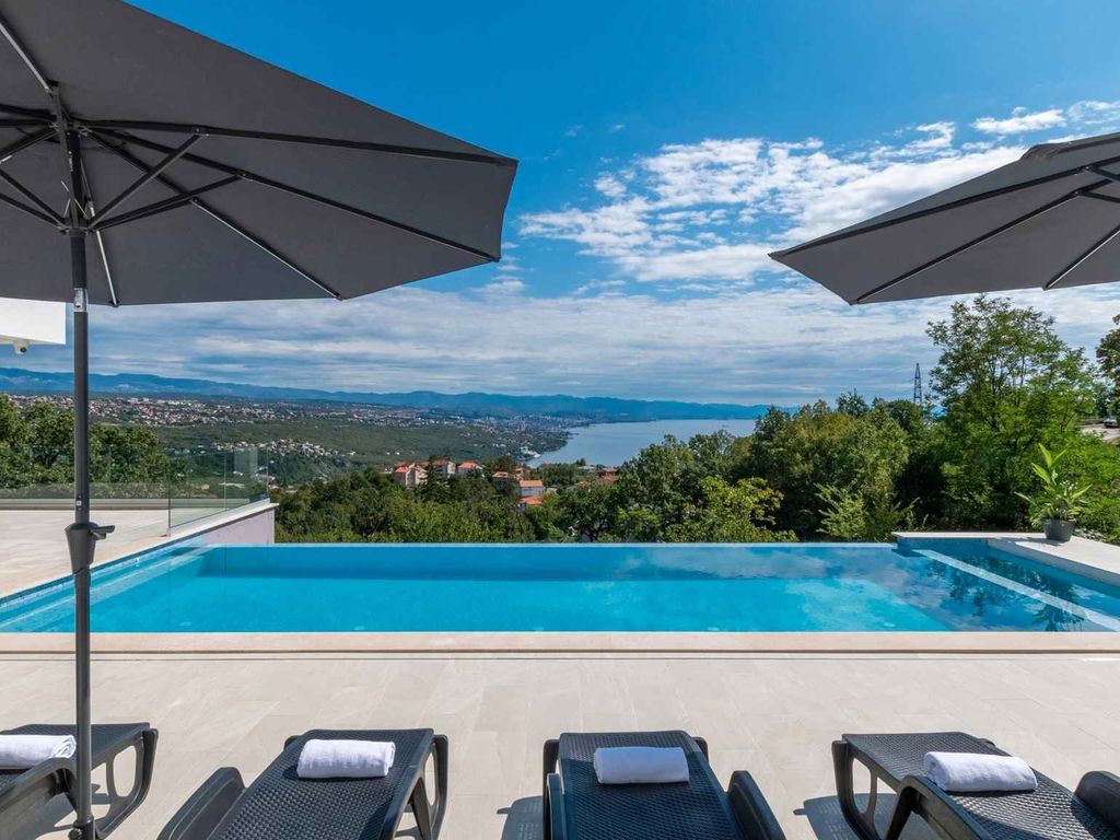 Villa mit Infinity-Pool und Sauna