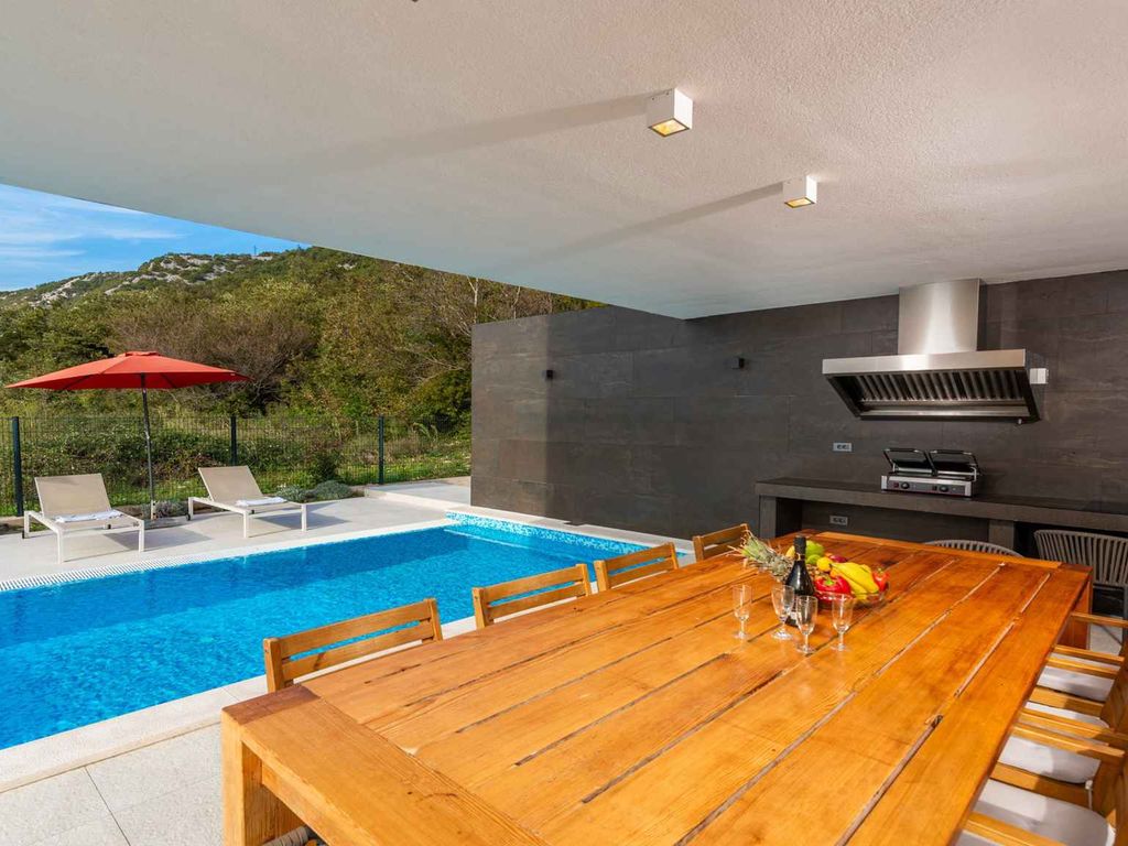 Villa mit Pool und Terrasse