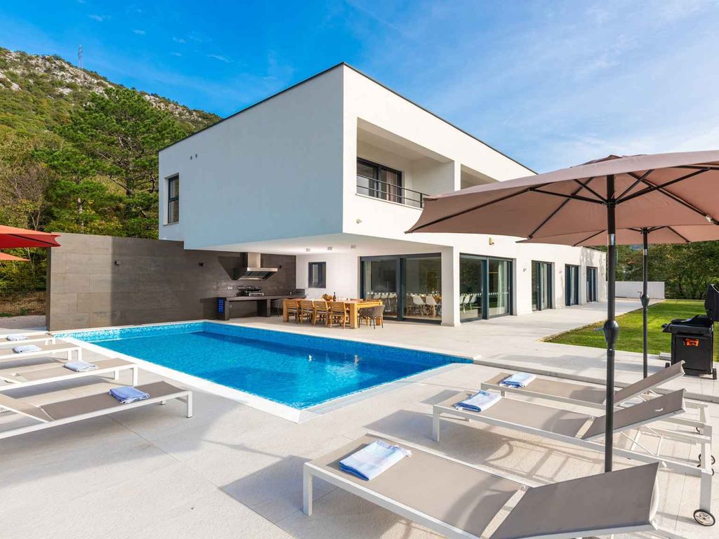 Villa mit Pool und Terrasse