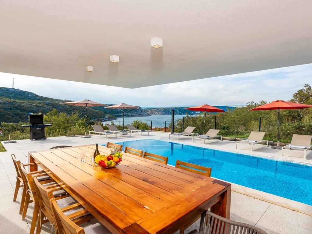 Villa mit Pool und Terrasse