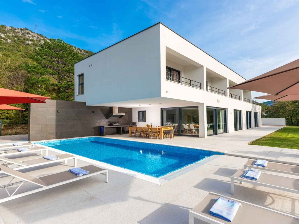 Villa mit Pool und Terrasse