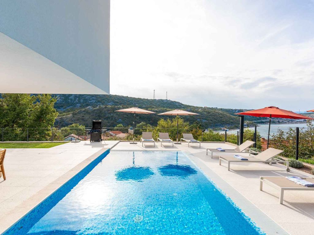 Villa mit Pool und Terrasse