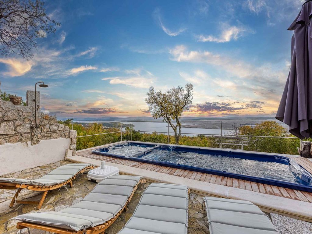 FerienHaus Mit Pool und herrlichem Meerblick