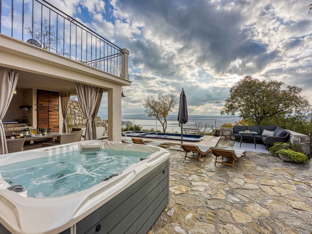 FerienHaus Mit Pool und herrlichem Meerblick