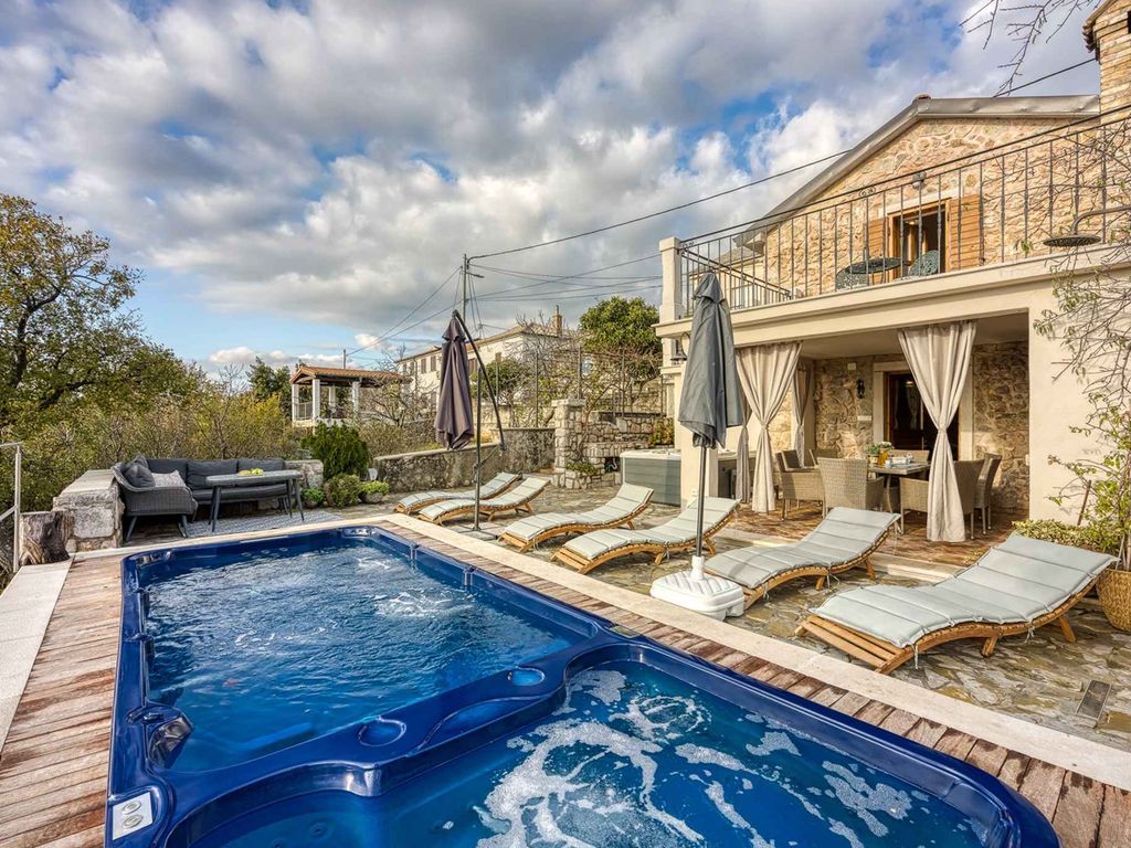 FerienHaus Mit Pool und herrlichem Meerblick