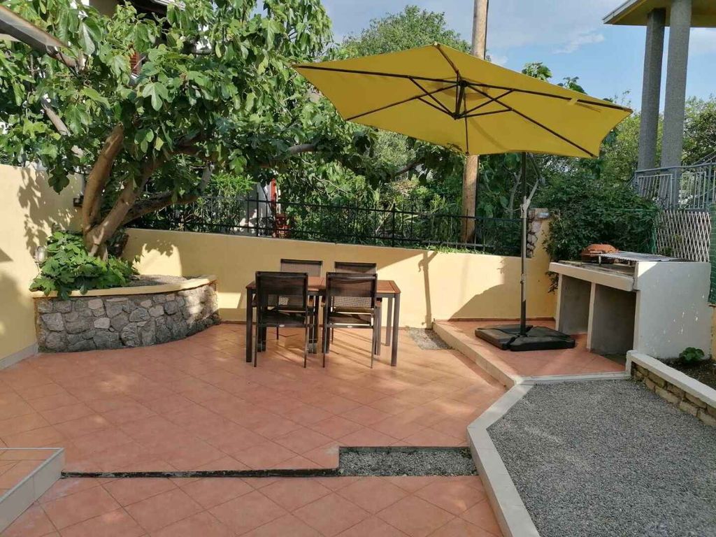 Ferienwohnung mit Terrasse und Grill