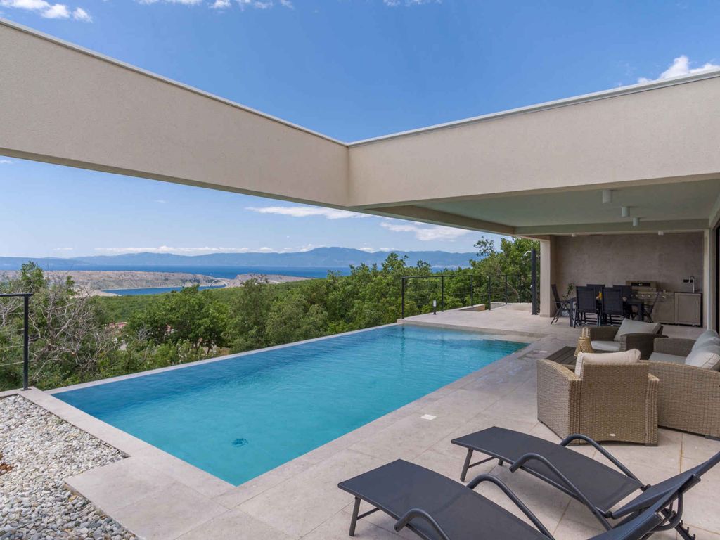 Ferienhaus mit Pool, Balkon und Grill