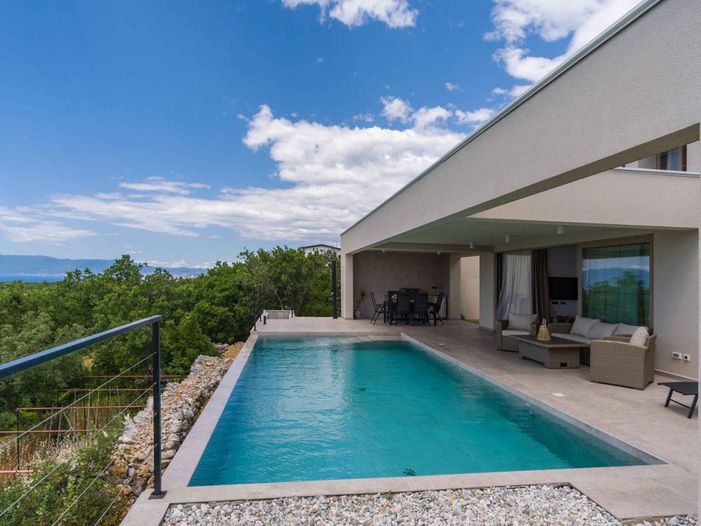 Ferienhaus mit Pool, Balkon und Grill
