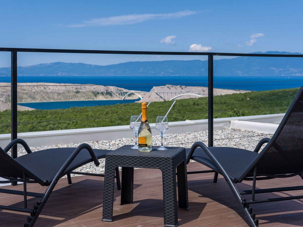 Ferienhaus mit Pool, Balkon und Grill
