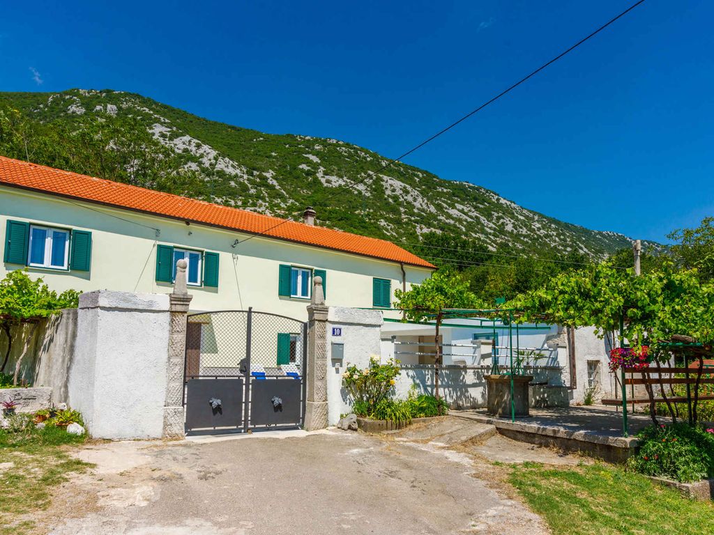 Ferienhaus mit Pool und Grill