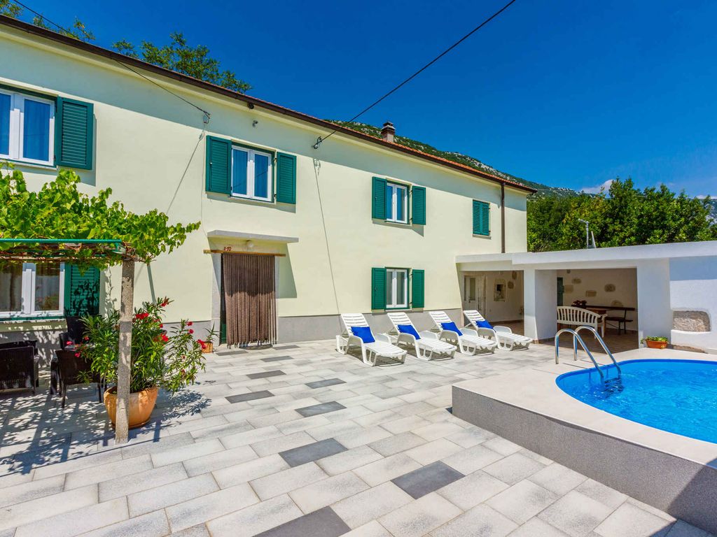 Ferienhaus mit Pool und Grill
