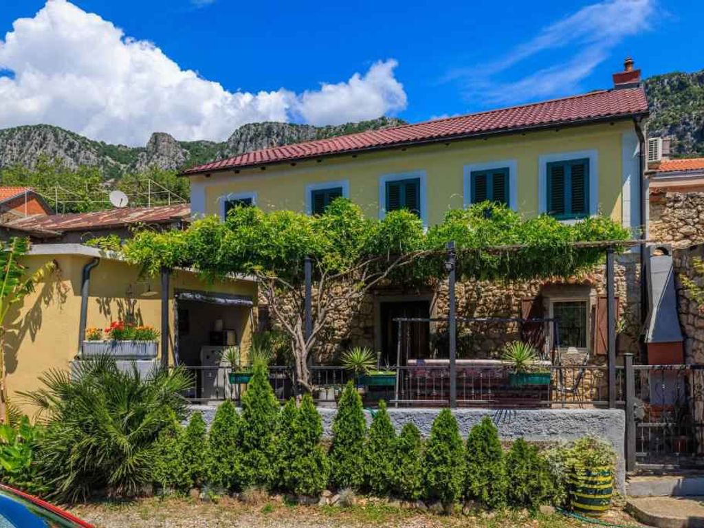 Ferienhaus mit Terrasse und Whirlpool
