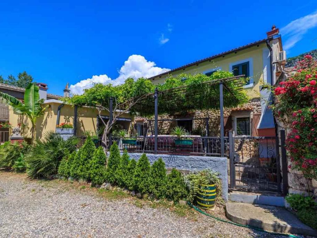 Ferienhaus mit Terrasse und Whirlpool