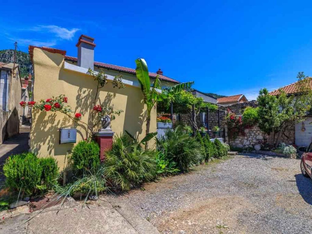 Ferienhaus mit Terrasse und Whirlpool