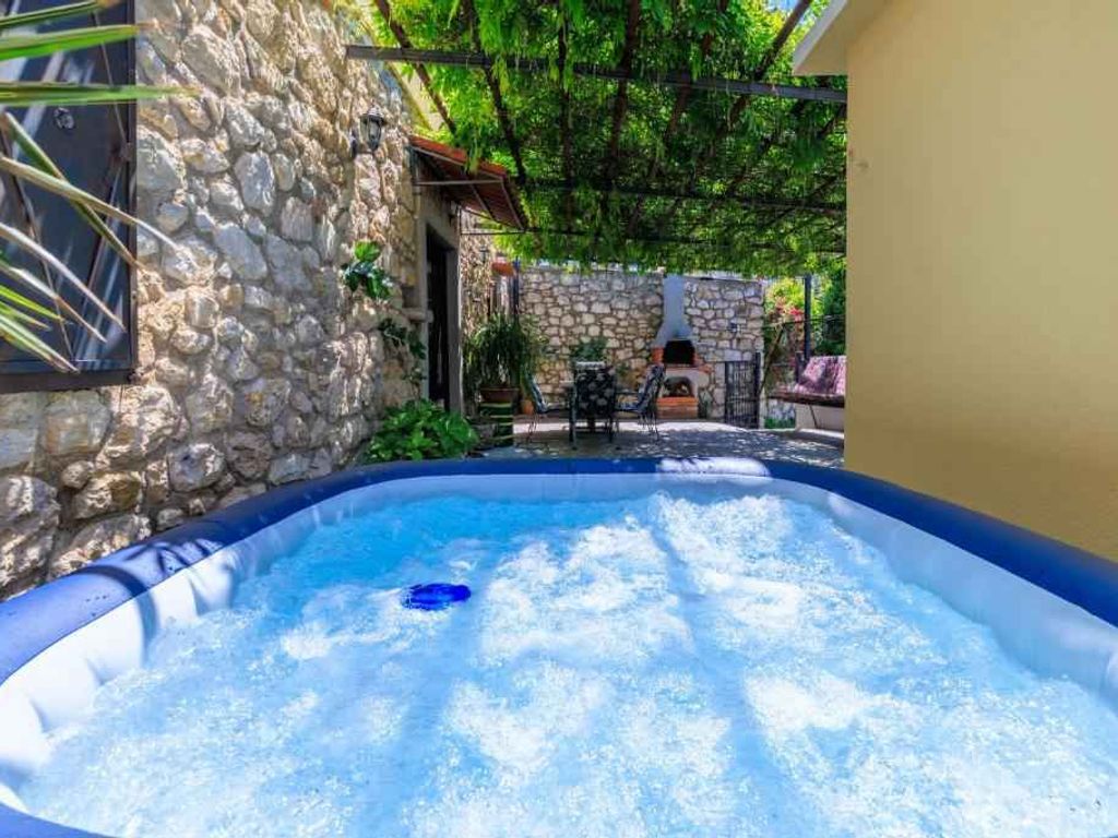 Ferienhaus mit Terrasse und Whirlpool
