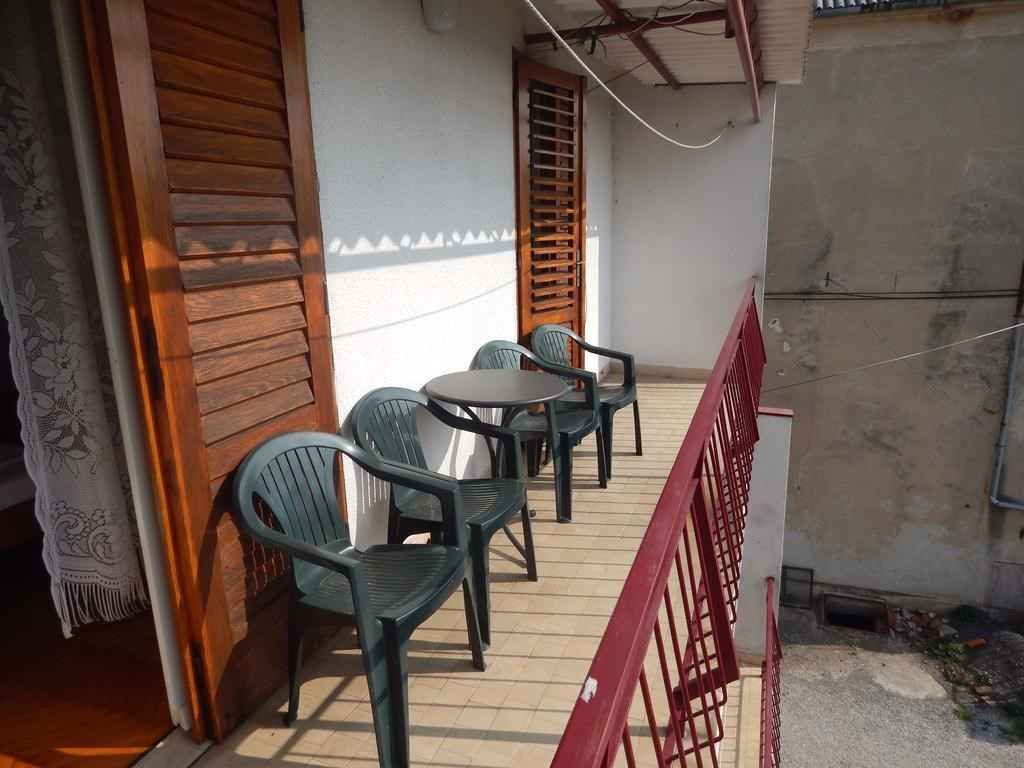 Ferienwohnung mit Balkon und Blick aufs Meer