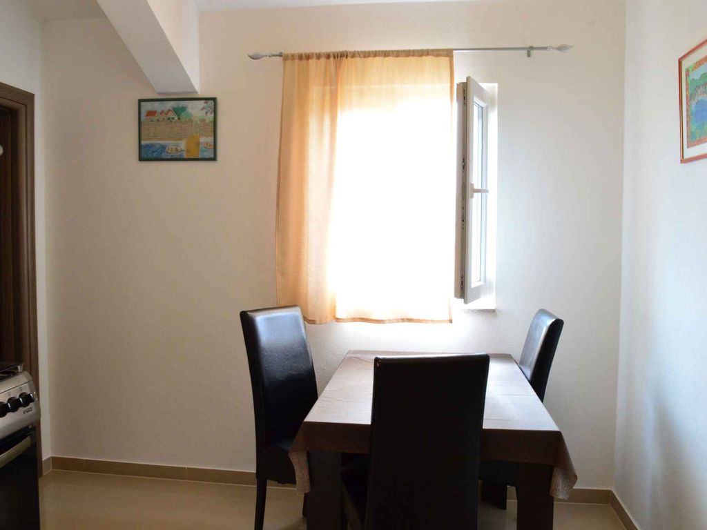 Einfache Apartment für drei Gäste, in der Nähe des Meeres und des NP Paklenica