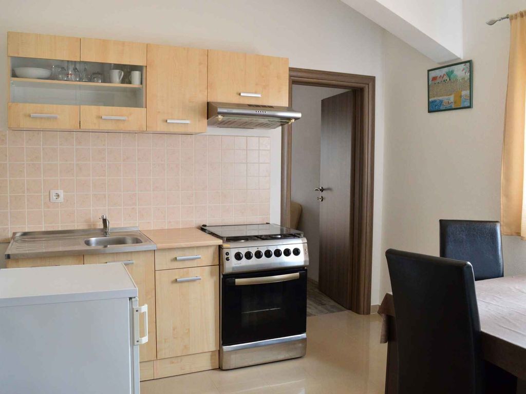 Einfache Apartment für drei Gäste, in der Nähe des Meeres und des NP Paklenica