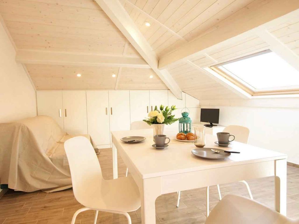 Studio mit Klimaanlage und Balkon