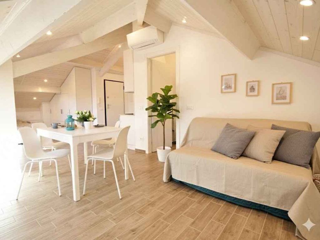 Studio mit Klimaanlage und Balkon