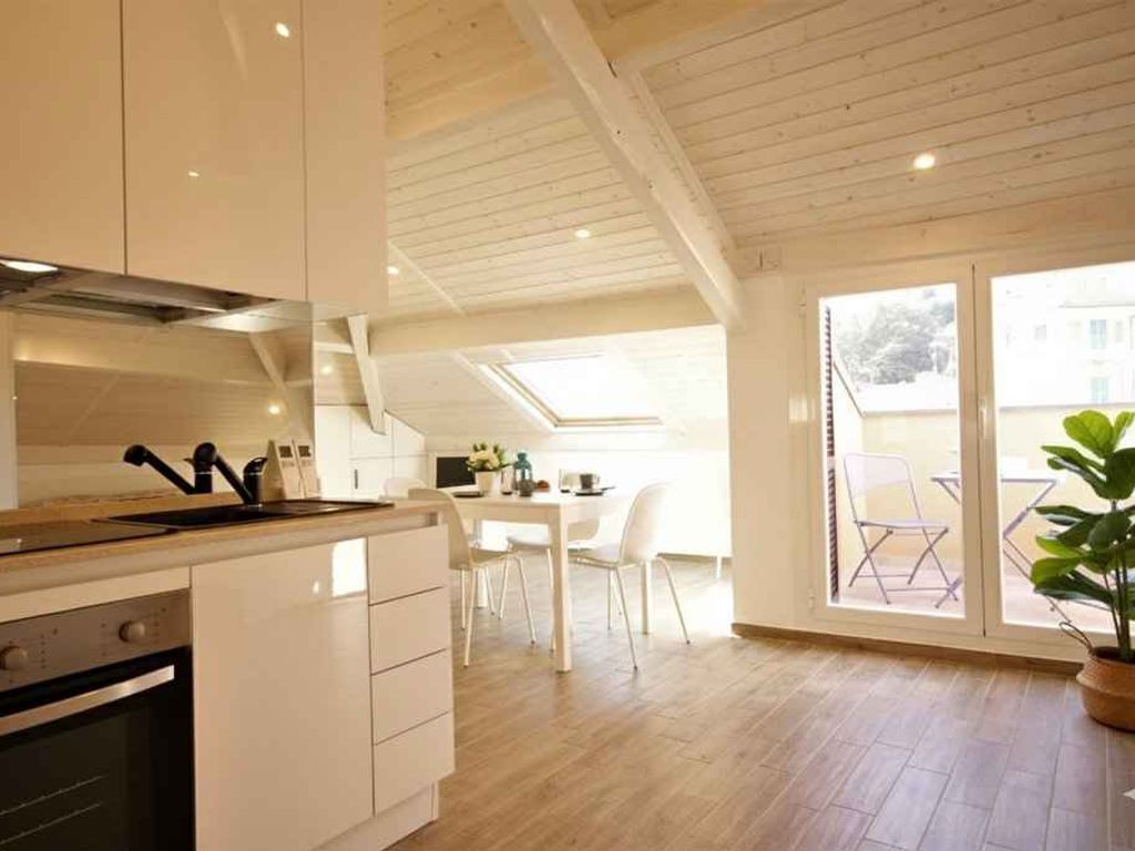 Studio mit Klimaanlage und Balkon