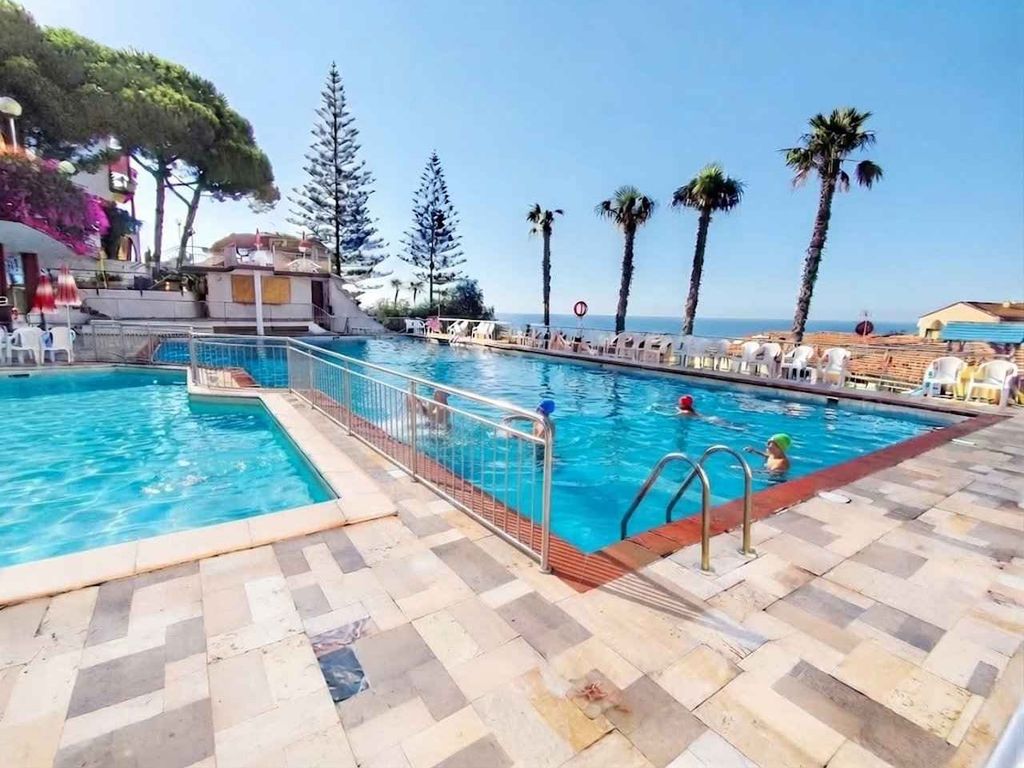 Ferienwohnung mit Klimaanlage, Terrasse und Pool