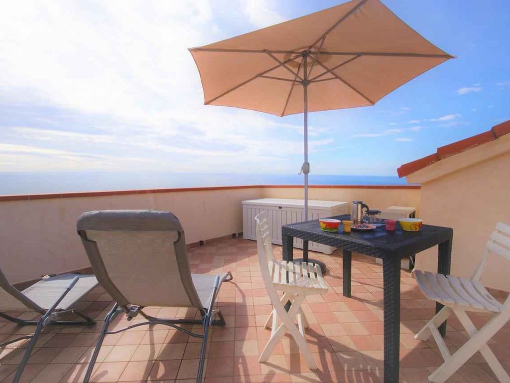 Ferienwohnung mit Klimaanlage und Dachterrasse mit Meerblick