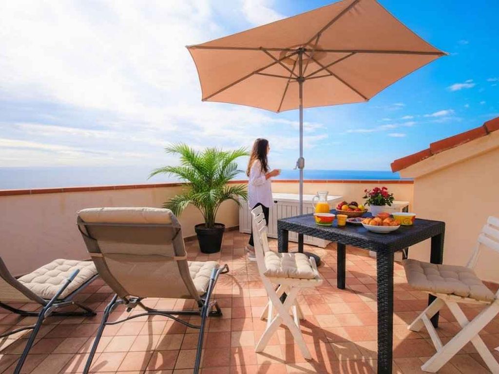 Ferienwohnung mit Klimaanlage und Dachterrasse mit Meerblick
