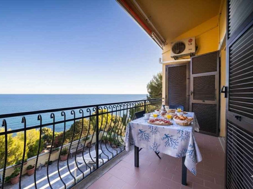 Ferienwohnung mit Klimaanlage und Balkon mit Meerblick