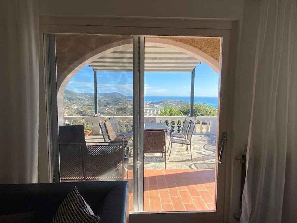 Villa mit Klimaanlage, Pool und Terrasse mit Meerblick
