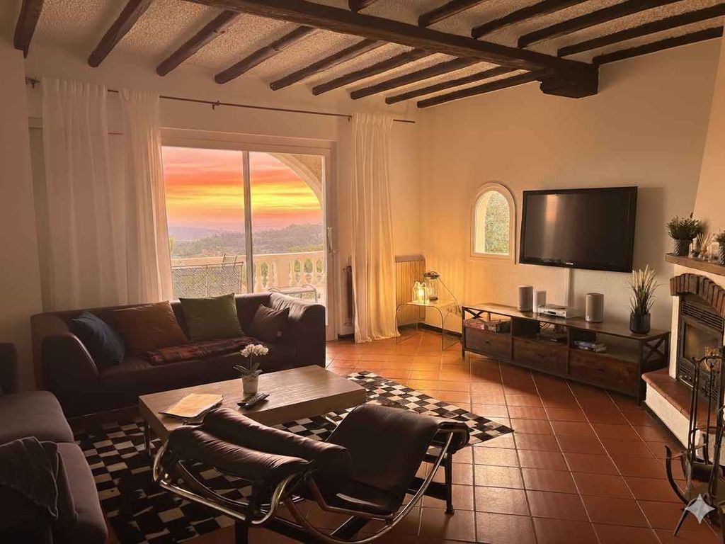 Villa mit Klimaanlage, Pool und Terrasse mit Meerblick