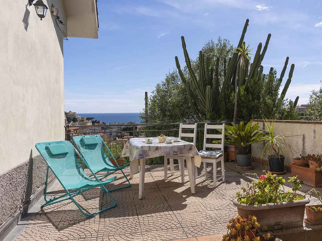Villa mit Klimaanlage, Pool und Terrasse mit Meerblick