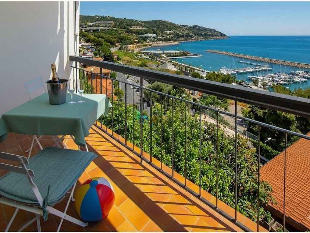 Ferienwohnung mit Klimaanlage und Balkon mit Meerblick