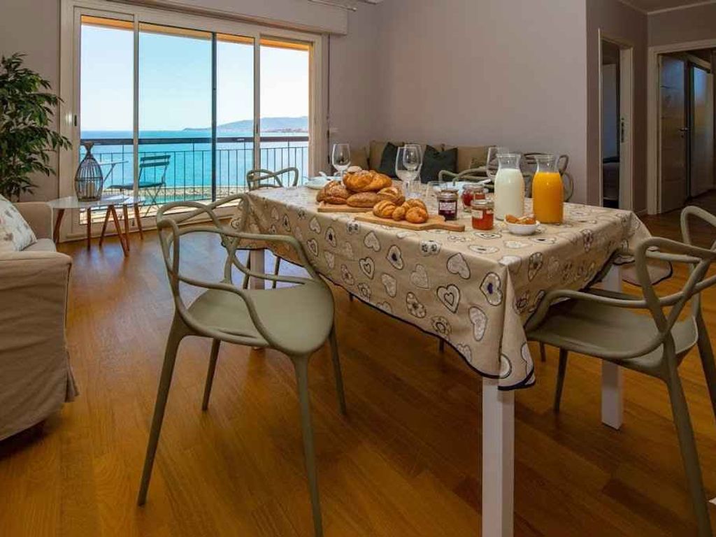 Ferienwohnung mit Klimaanlage und Balkon mit Meerblick