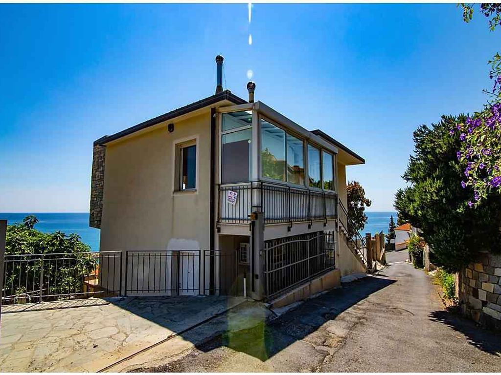 Ferienwohnung mit Klimaanlage und Balkon mit Meerblick