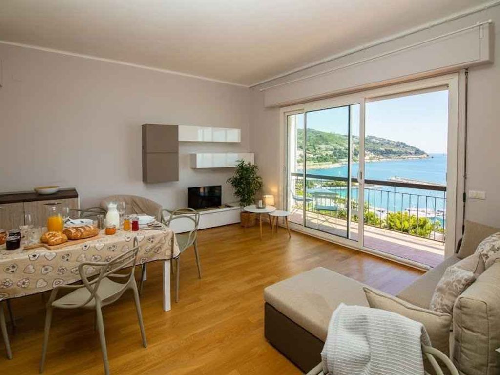 Ferienwohnung mit Klimaanlage und Balkon mit Meerblick