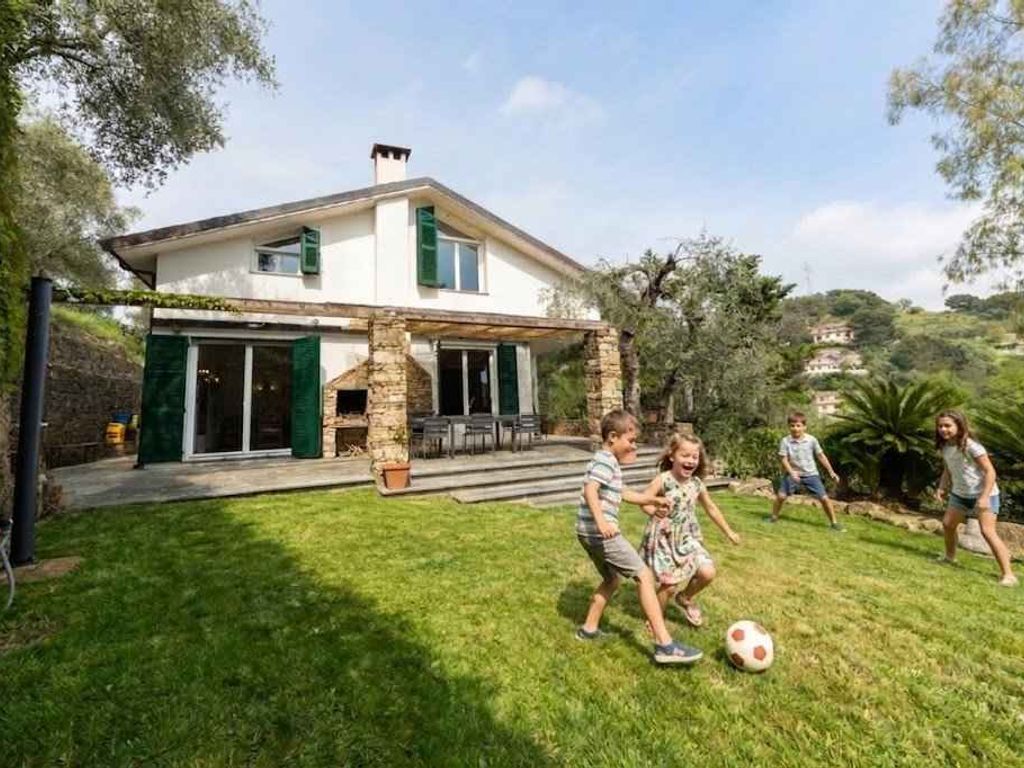 Villa mit Garten und Terrasse