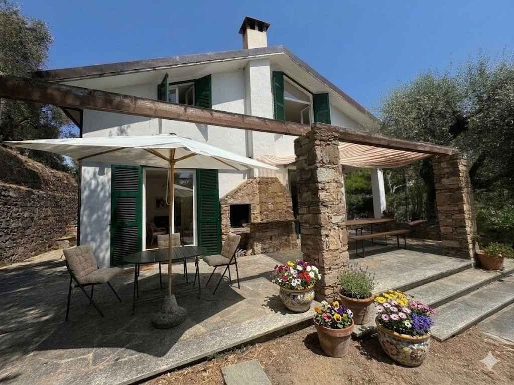 Villa mit Garten und Terrasse