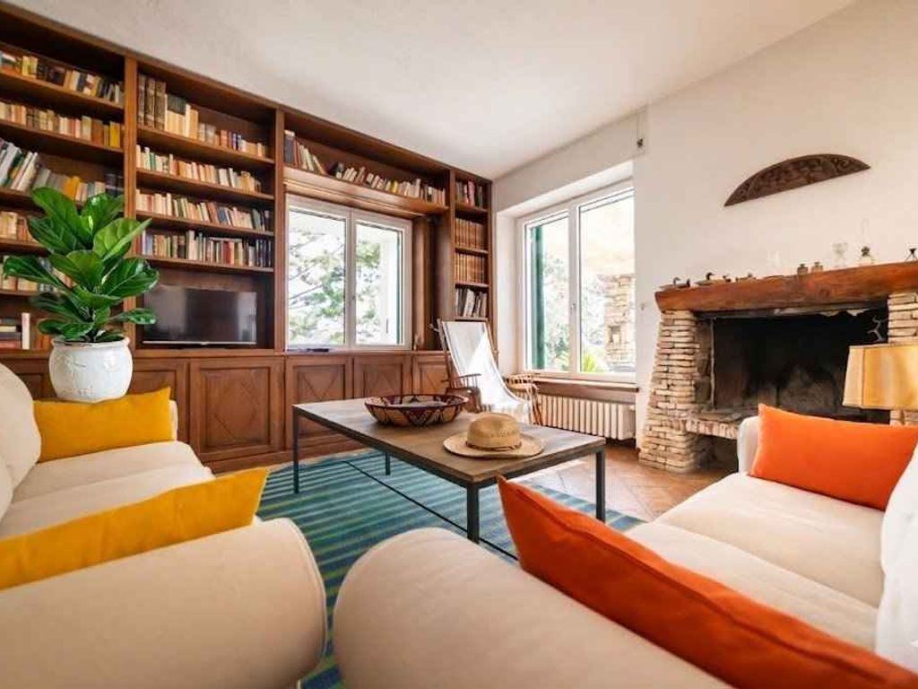 Villa mit Garten und Terrasse