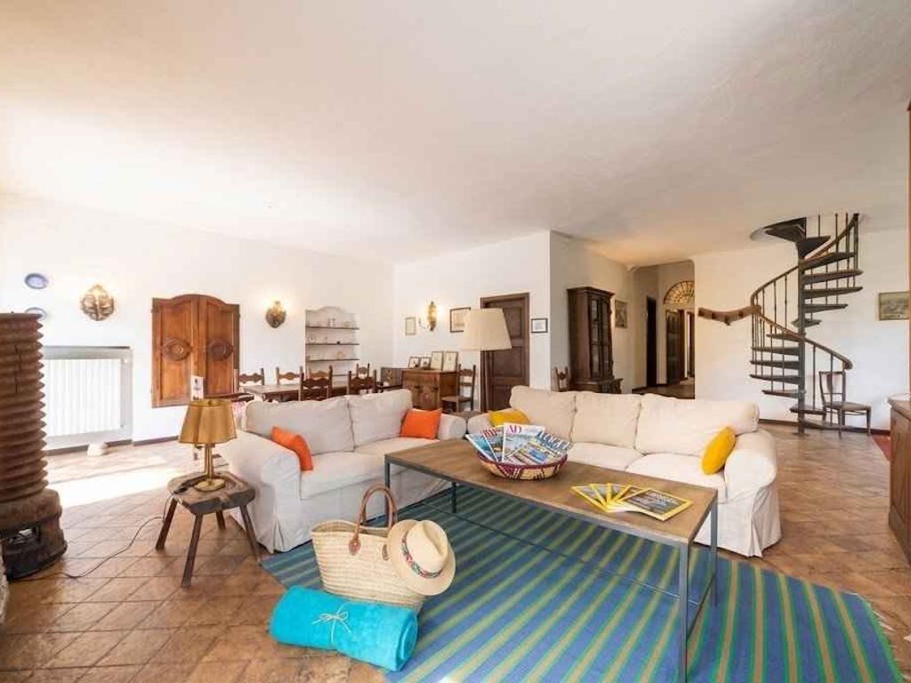 Villa mit Garten und Terrasse