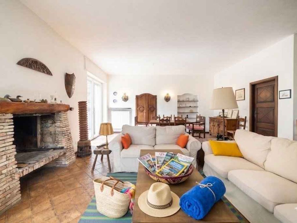 Villa mit Garten und Terrasse